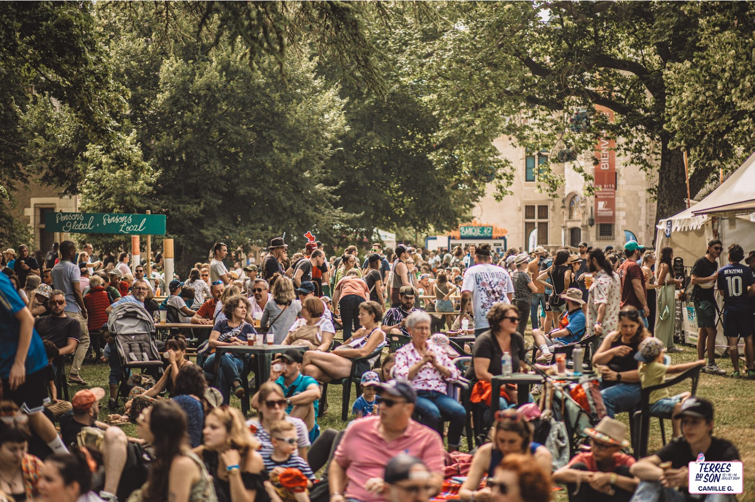 La foule au village