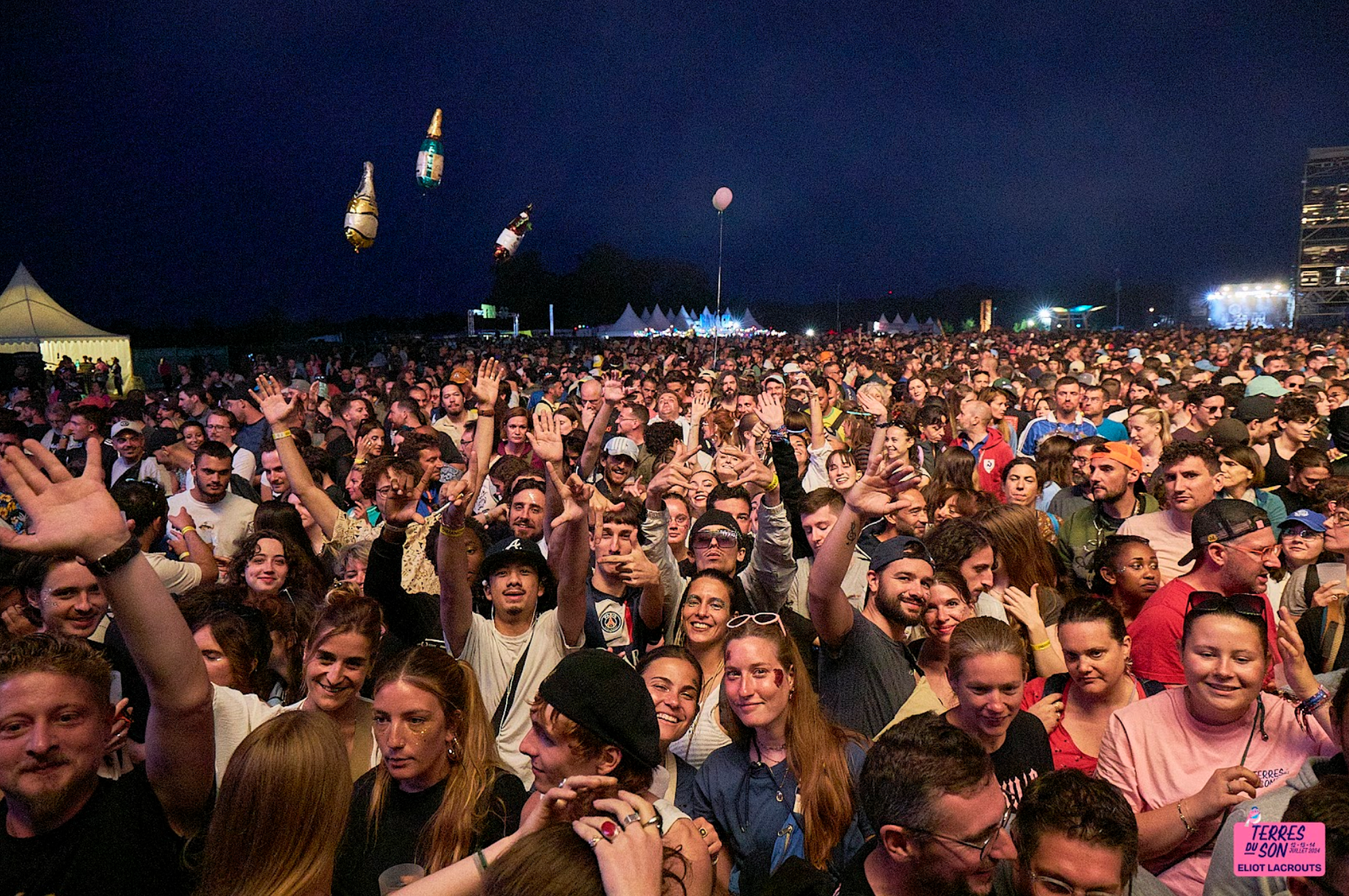 La foule devant une scène de Terres du son